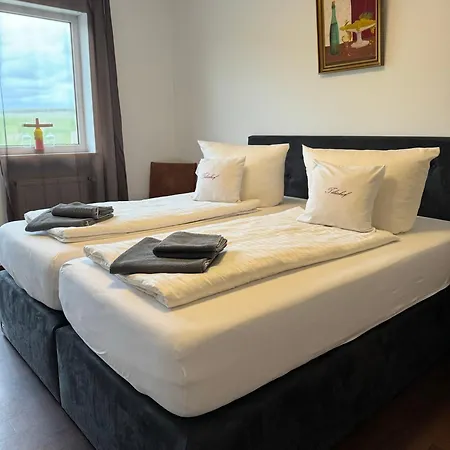Weingut Tiliahof Bed & Breakfast Brauneberg